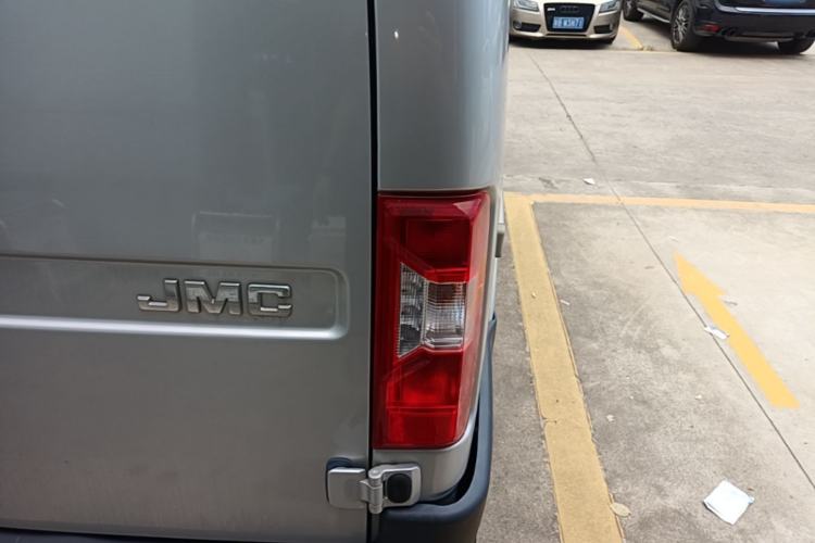 Used JMC Transit 2019 2.8T Commercial Version Short Wheelbase Mid-Roof 6-Seater China VI JX493 Right Rear Taillight