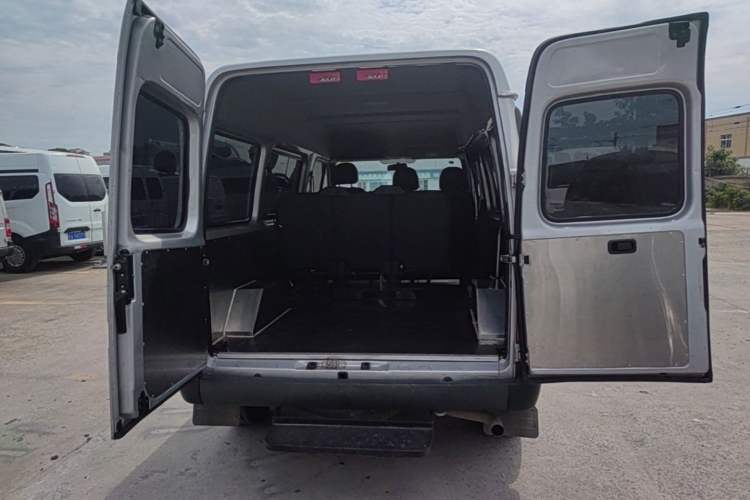 Used JMC Transit 2019 2.8T Commercial Version Short Wheelbase Mid-Roof 6-Seater China VI JX493 Trunk