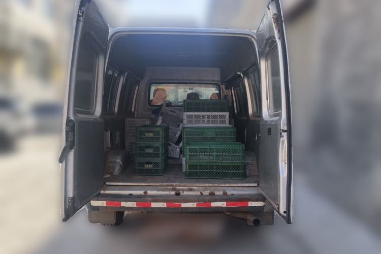 Used JMC Transit 2019 2.8T Commercial Version Short Wheelbase Mid-Roof 3-Seater China VI Standard JX493 Trunk