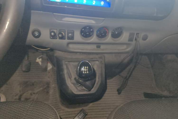 Used JMC Transit 2019 2.8T Commercial Version Long Wheelbase Mid-Roof 3-Seater Rear Single Tire China VI Emission Standard – JX493 Audio And AC Panel