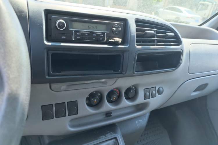Used JMC Transit 2019 2.8T Commercial Version Short Wheelbase Mid-Roof 3-Seater China VI Standard JX493 Audio And AC Panel