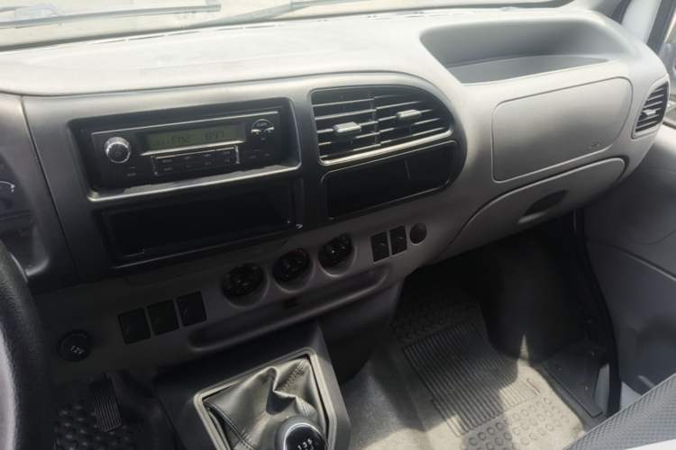 Used JMC Transit 2019 2.8T Commercial Version Long Wheelbase Mid-Roof 6-Seater Rear Single Tire China VI Emission Standard – JX493 Audio And AC Panel