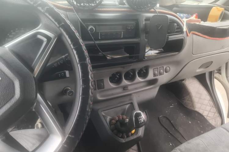 Used JMC Transit 2019 2.8T Commercial Version Long Wheelbase Mid-Roof 6-Seater Rear Single Tire China VI Emission Standard – JX493 Audio And AC Panel