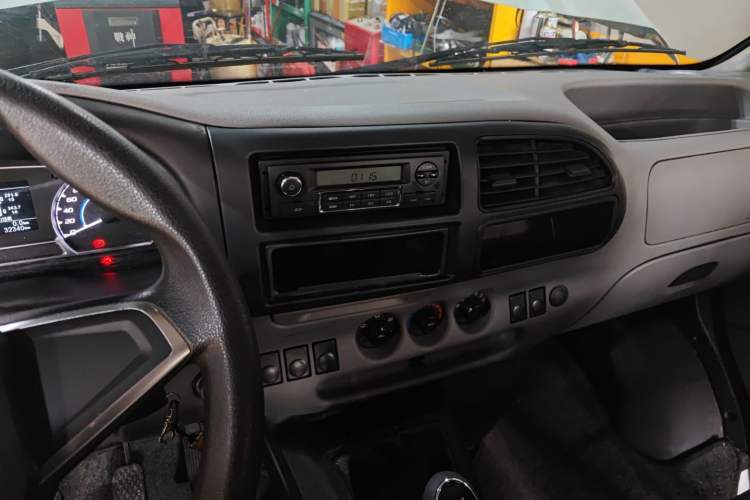 Used JMC Transit 2019 2.8T Commercial Version Short Wheelbase Mid-Roof 6-Seater China VI JX493 Audio And AC Panel