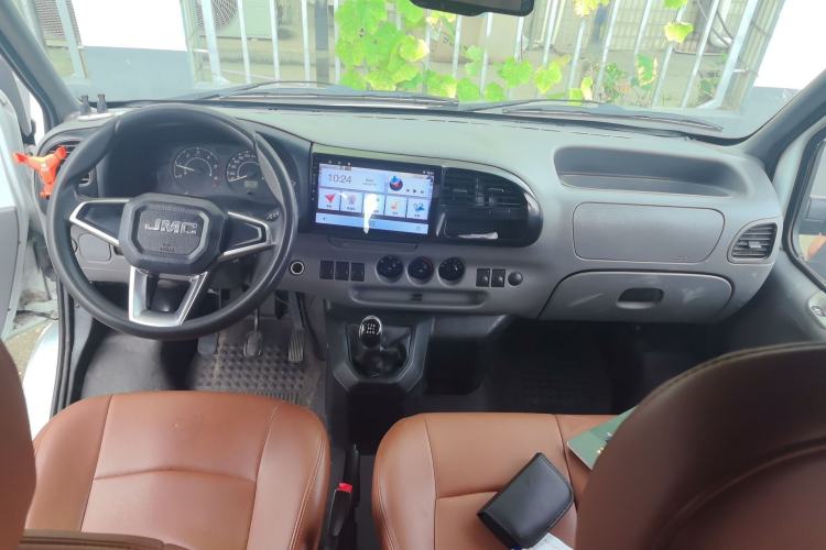 Used JMC Transit 2019 2.8T Commercial Version Short Wheelbase Mid-Roof 6-Seater China VI JX493 Center Console