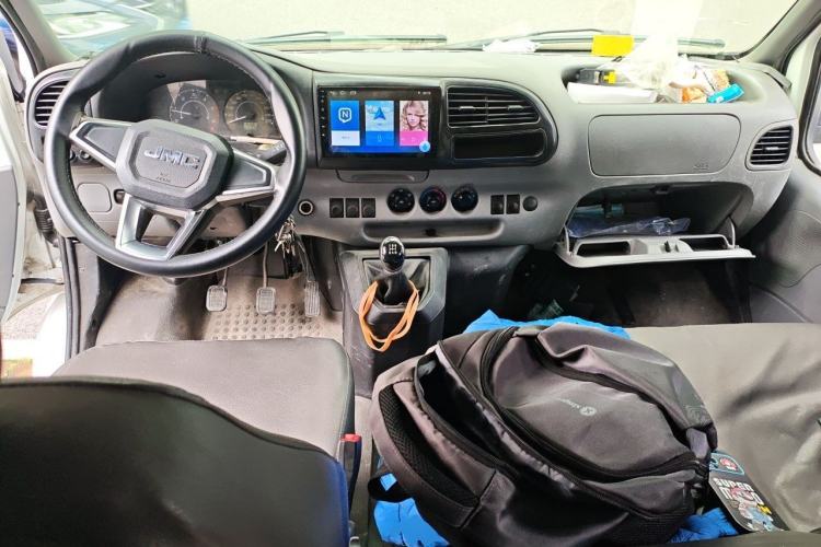Used JMC Transit 2019 2.8T Commercial Version Short Wheelbase Mid-Roof 3-Seater China VI Standard JX493 Center Console