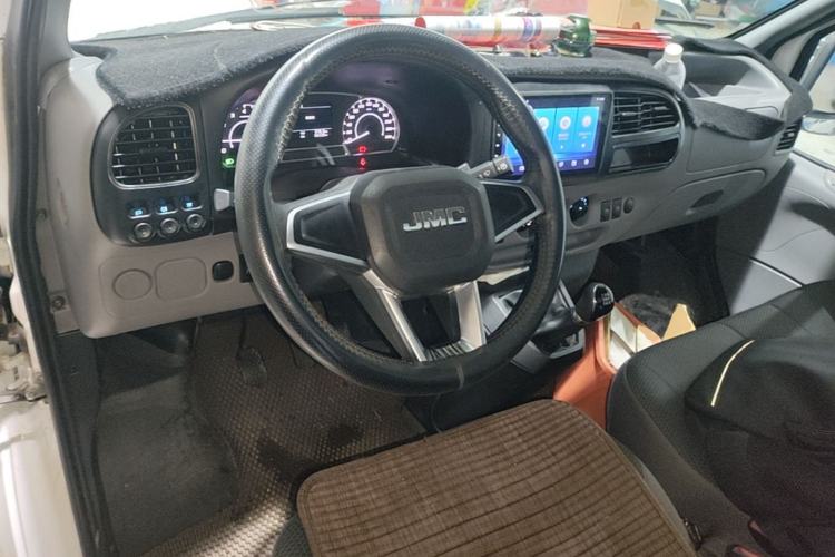 Used JMC Transit 2019 2.8T Commercial Version Short Wheelbase Mid-Roof 3-Seater China VI Standard JX493 Center Console