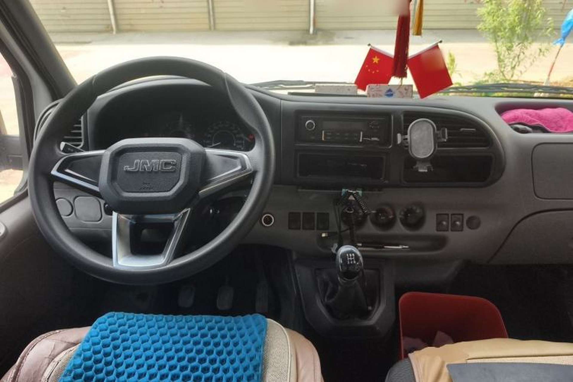 Used JMC Transit 2019 2.8T Commercial Version Short Wheelbase Low Roof 6-Seater China VI Emission Standard JX493 Center Console