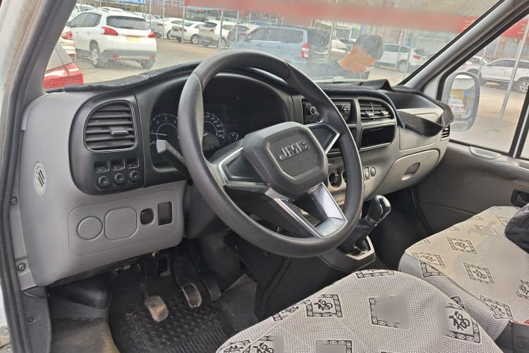 Used JMC Transit 2019 2.8T Commercial Version Short Wheelbase Mid-Roof 3-Seater China VI Standard JX493 Center Console