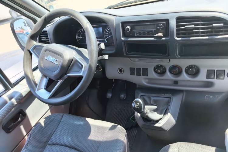 Used JMC Transit 2019 2.8T Commercial Version Short Wheelbase Mid-Roof 3-Seater China VI Standard JX493 Center Console