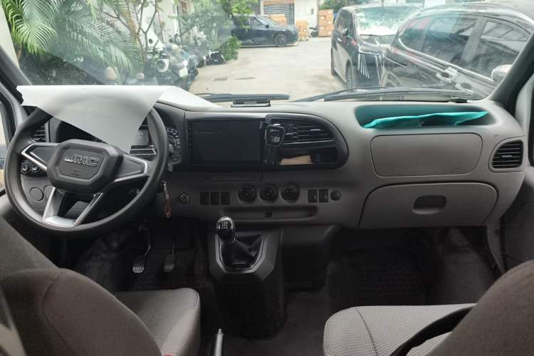 Used JMC Transit 2019 2.8T Commercial Version Long Wheelbase High Roof 6-Seater Rear Single Tire China VI Emission Standard – JX493 Center Console