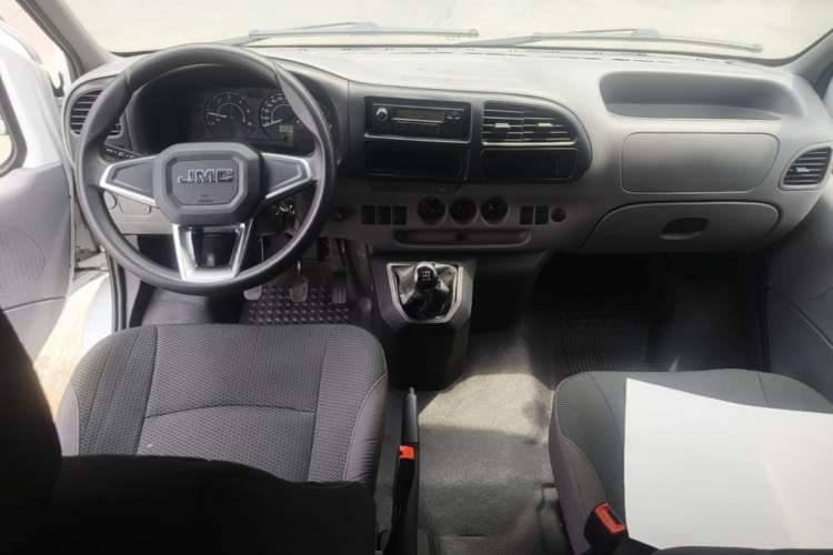 Used JMC Transit 2019 2.8T Commercial Version Long Wheelbase Mid-Roof 6-Seater Rear Single Tire China VI Emission Standard – JX493 Center Console
