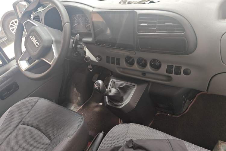 Used JMC Transit 2019 2.8T Commercial Version Short Wheelbase Mid-Roof 3-Seater China VI Standard JX493 Center Console