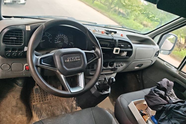 Used JMC Transit 2019 2.8T Commercial Version Short Wheelbase Mid-Roof 3-Seater China VI Standard JX493 Center Console