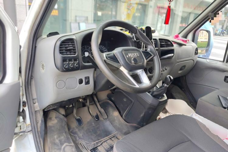 Used JMC Transit 2019 2.8T Commercial Version Long Wheelbase Mid-Roof 6-Seater Rear Single Tire China VI Emission Standard – JX493 Center Console