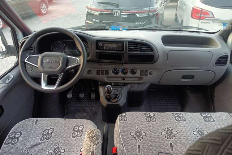 Used JMC Transit 2019 2.8T Commercial Version Short Wheelbase Low Roof 6-Seater China VI Emission Standard JX493 Center Console