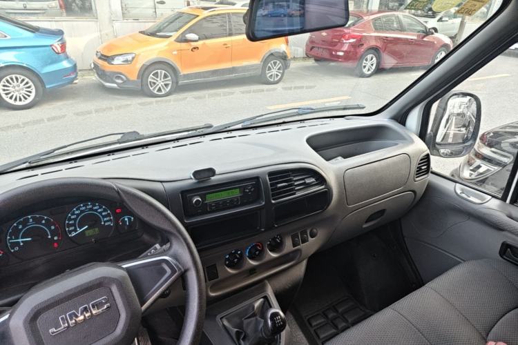 Used JMC Transit 2019 2.8T Commercial Version Long Wheelbase Mid-Roof 3-Seater Rear Single Tire China VI Emission Standard – JX493 Center Console