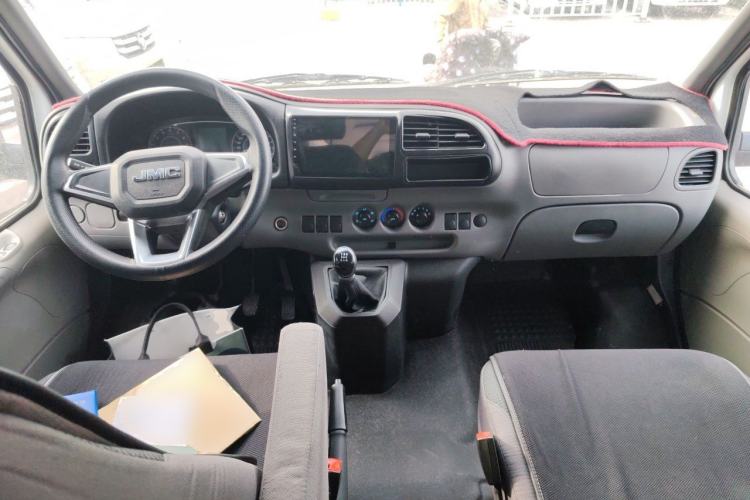 Used JMC Transit 2019 2.8T Commercial Version Long Wheelbase Mid-Roof 6-Seater Rear Single Tire China VI Emission Standard – JX493 Center Console