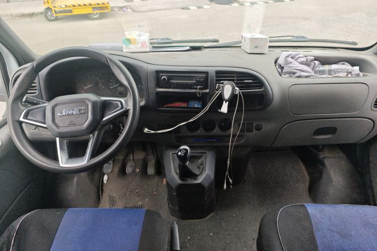 Used JMC Transit 2019 2.8T Commercial Version Long Wheelbase Mid-Roof 6-Seater Rear Single Tire China VI Emission Standard – JX493 Center Console