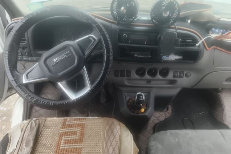 Used JMC Transit 2019 2.8T Commercial Version Long Wheelbase Mid-Roof 6-Seater Rear Single Tire China VI Emission Standard – JX493 Center Console