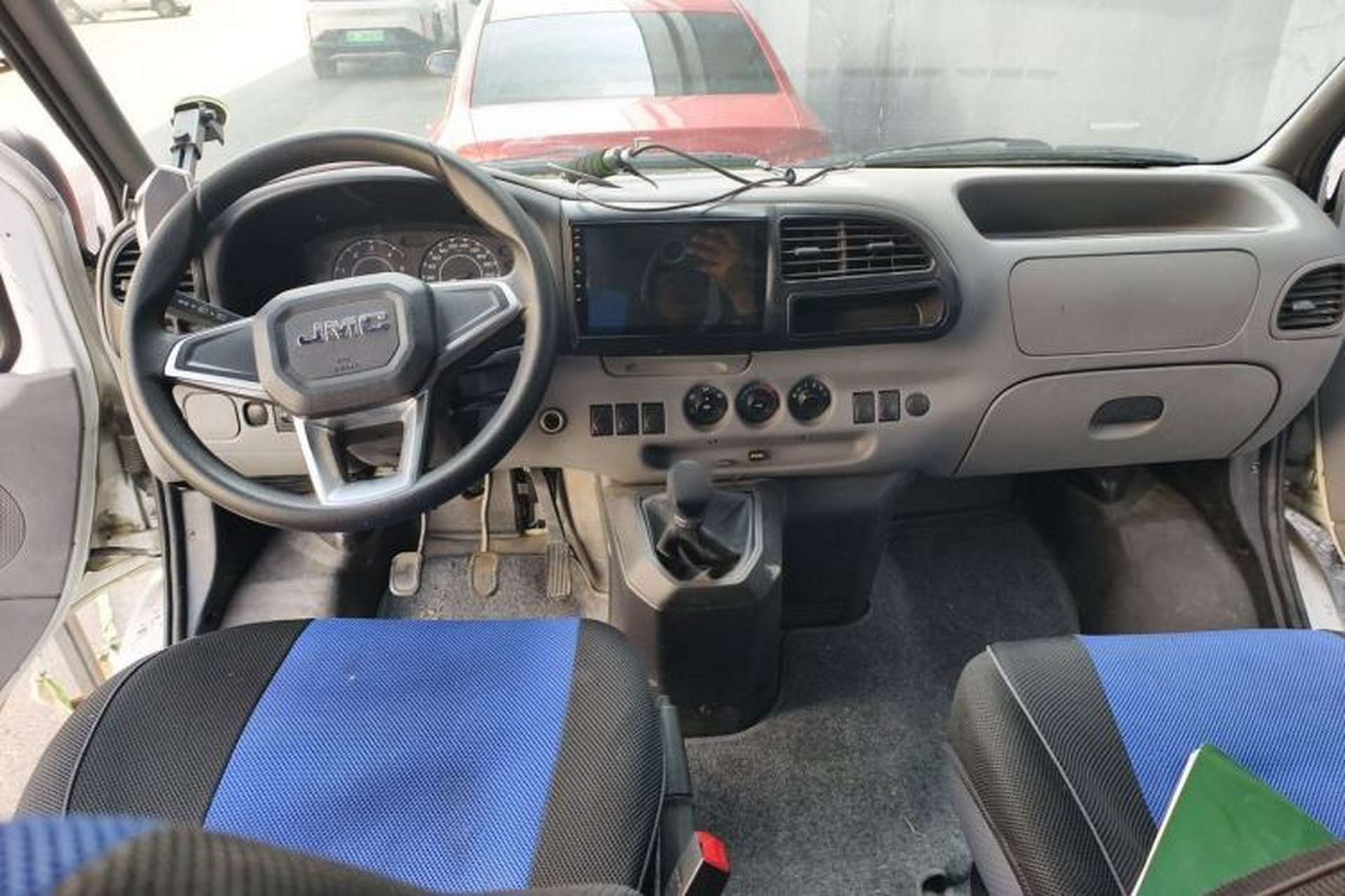 Used JMC Transit 2019 2.8T Commercial Version Long Wheelbase Mid-Roof 6-Seater Rear Single Tire China VI Emission Standard – JX493 Center Console