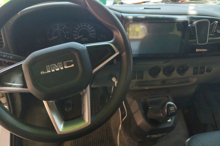 Used JMC Transit 2019 2.8T Commercial Version Long Wheelbase Mid-Roof 3-Seater Rear Single Tire China VI Emission Standard – JX493 Center Console