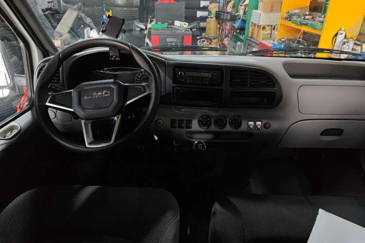 Used JMC Transit 2019 2.8T Commercial Version Short Wheelbase Mid-Roof 6-Seater China VI JX493 Center Console