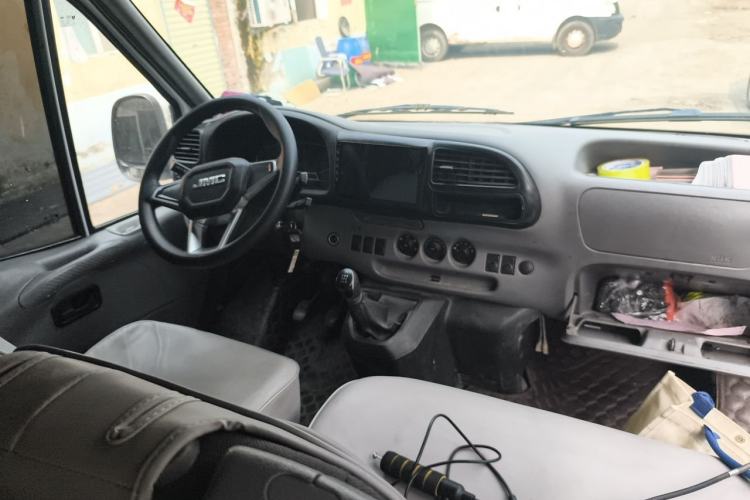 Used JMC Transit 2019 2.8T Commercial Version Short Wheelbase Mid-Roof 6-Seater China VI JX493 Center Console