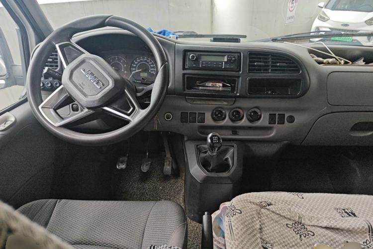 Used JMC Transit 2019 2.8T Commercial Version Short Wheelbase Mid-Roof 6-Seater China VI JX493 Center Console