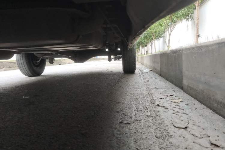 Used JMC Transit 2019 2.8T Commercial Version Long Wheelbase Mid-Roof 3-Seater Rear Single Tire China VI Emission Standard – JX493 Chassis Front Left