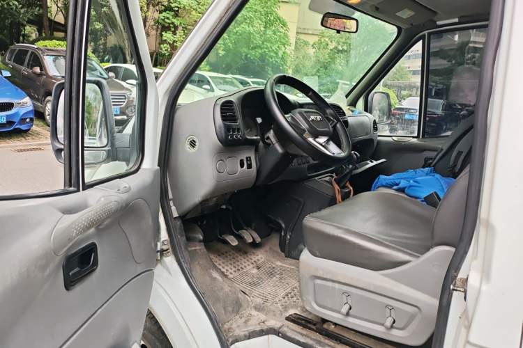 Used JMC Transit 2019 2.8T Commercial Version Short Wheelbase Mid-Roof 3-Seater China VI Standard JX493 Driver Seat