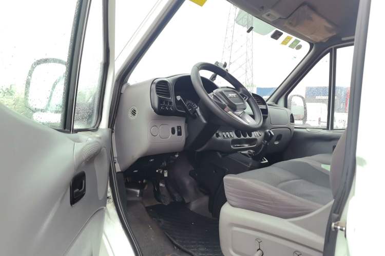 Used JMC Transit 2019 2.8T Commercial Version Short Wheelbase Mid-Roof 3-Seater China VI Standard JX493 Driver Seat