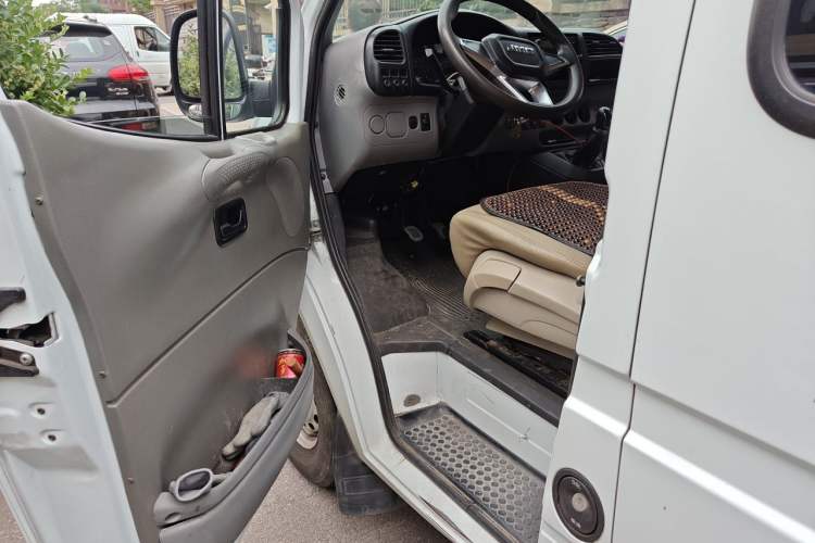 Used JMC Transit 2019 2.8T Commercial Version Long Wheelbase Mid-Roof 6-Seater Rear Single Tire China VI Emission Standard – JX493 Driver Seat