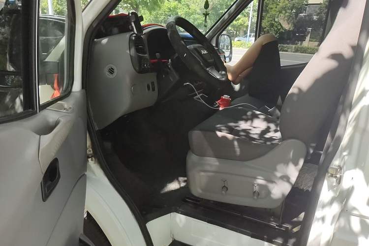 Used JMC Transit 2019 2.8T Commercial Version Long Wheelbase Mid-Roof 6-Seater Rear Single Tire China VI Emission Standard – JX493 Driver Seat