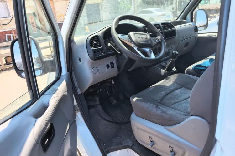 Used JMC Transit 2019 2.8T Commercial Version Short Wheelbase Mid-Roof 3-Seater China VI Standard JX493 Driver Seat
