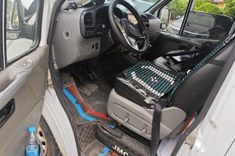 Used JMC Transit 2019 2.8T Commercial Version Short Wheelbase Mid-Roof 3-Seater China VI Standard JX493 Driver Seat