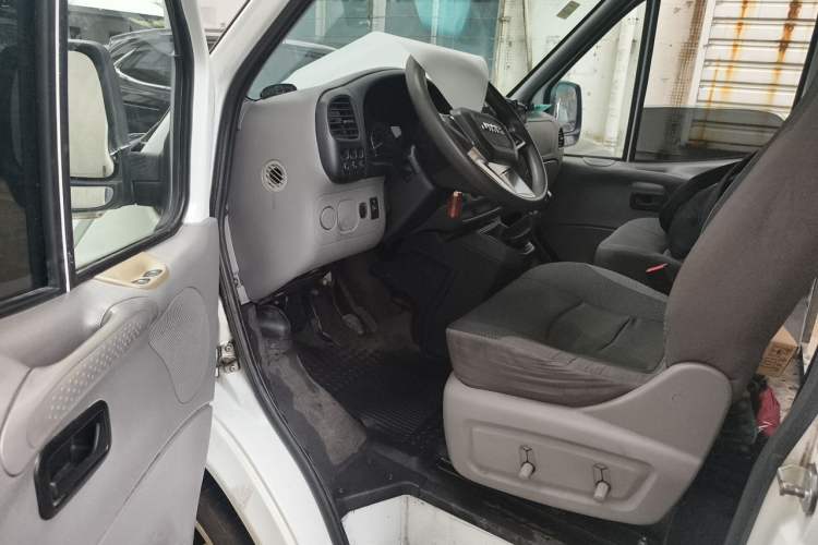 Used JMC Transit 2019 2.8T Commercial Version Long Wheelbase High Roof 6-Seater Rear Single Tire China VI Emission Standard – JX493 Driver Seat