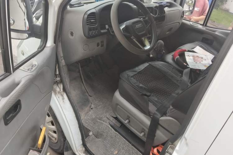 Used JMC Transit 2019 2.8T Commercial Version Long Wheelbase Mid-Roof 3-Seater Rear Single Tire China VI Emission Standard – JX493 Driver Seat