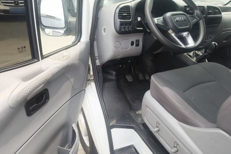 Used JMC Transit 2019 2.8T Commercial Version Long Wheelbase Mid-Roof 6-Seater Rear Single Tire China VI Emission Standard – JX493 Driver Seat
