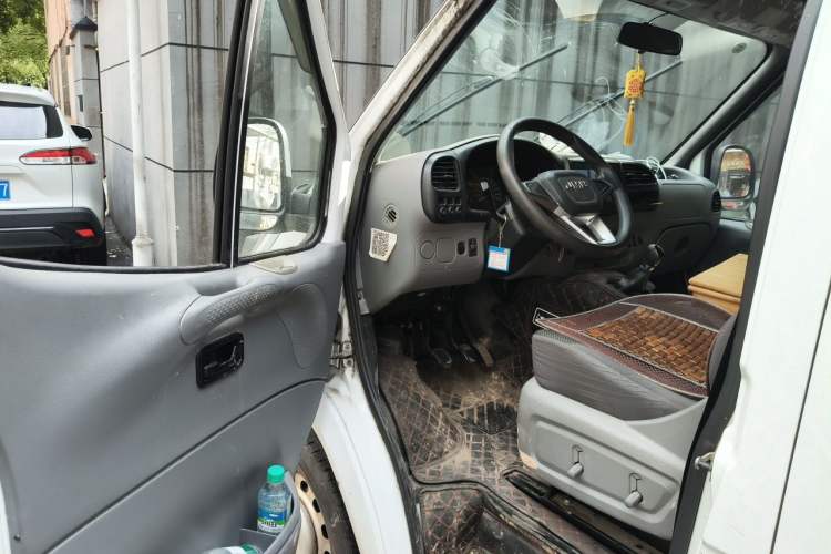 Used JMC Transit 2019 2.8T Commercial Version Long Wheelbase Mid-Roof 6-Seater Rear Single Tire China VI Emission Standard – JX493 Driver Seat