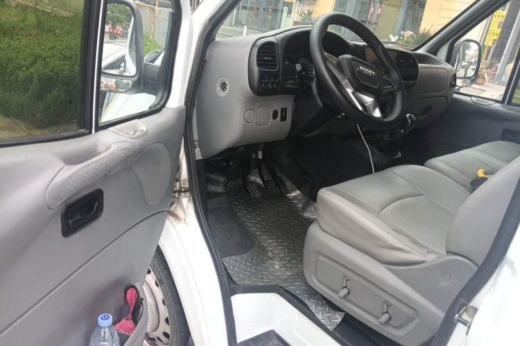 Used JMC Transit 2019 2.8T Commercial Version Short Wheelbase Mid-Roof 6-Seater China VI JX493 Driver Seat
