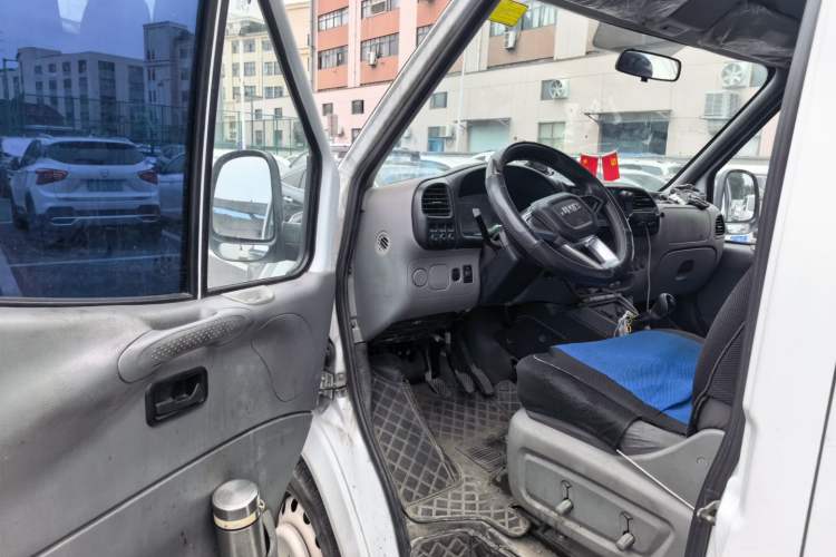 Used JMC Transit 2019 2.8T Commercial Version Long Wheelbase Mid-Roof 6-Seater Rear Single Tire China VI Emission Standard – JX493 Driver Seat