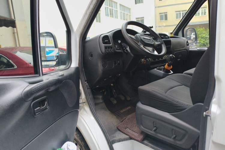 Used JMC Transit 2019 2.8T Commercial Version Short Wheelbase Low Roof 6-Seater China VI Emission Standard JX493 Driver Seat