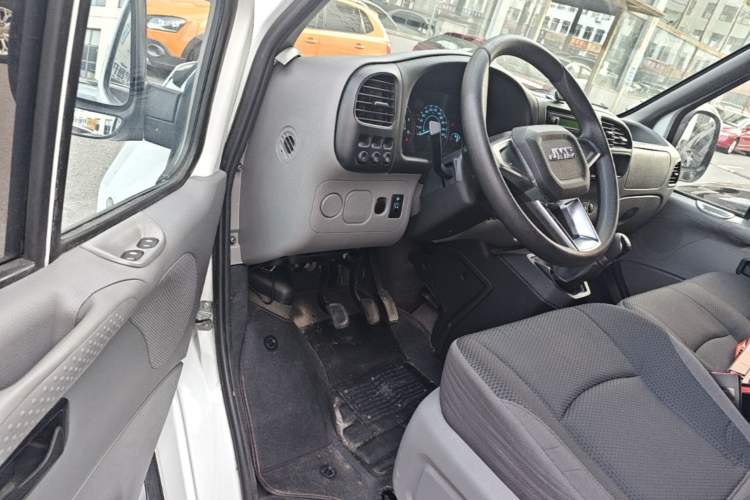 Used JMC Transit 2019 2.8T Commercial Version Long Wheelbase Mid-Roof 3-Seater Rear Single Tire China VI Emission Standard – JX493 Driver Seat