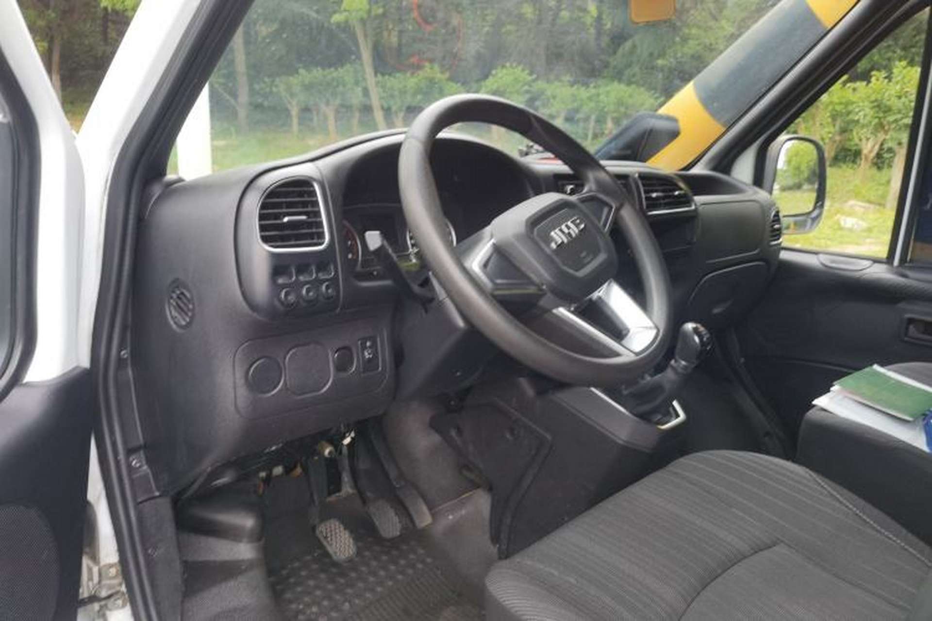 Used JMC Transit 2019 2.8T Commercial Version Long Wheelbase Mid-Roof 6-Seater Rear Single Tire China VI Emission Standard – JX493 Driver Seat