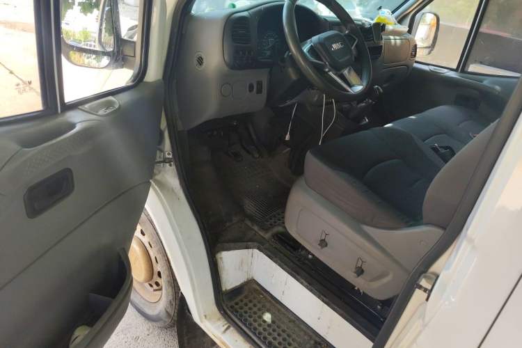 Used JMC Transit 2019 2.8T Commercial Version Long Wheelbase Mid-Roof 3-Seater Rear Single Tire China VI Emission Standard – JX493 Driver Seat