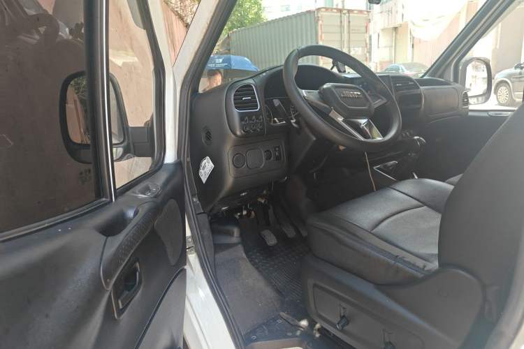 Used JMC Transit 2019 2.8T Commercial Version Short Wheelbase Mid-Roof 6-Seater China VI JX493 Driver Seat