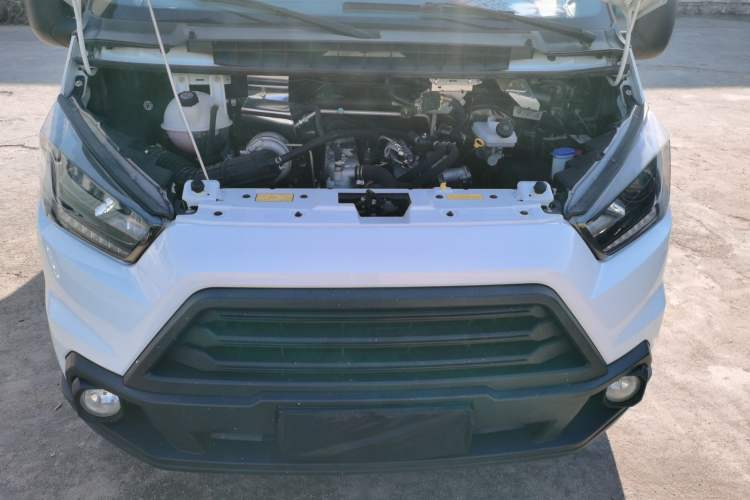 Used JMC Transit 2019 2.8T Commercial Version Short Wheelbase Mid-Roof 3-Seater China VI Standard JX493 Engine Bay