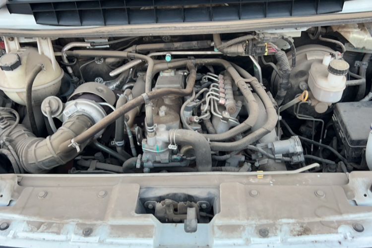 Used JMC Transit 2019 2.8T Commercial Version Short Wheelbase Mid-Roof 6-Seater China VI JX493 Engine Bay