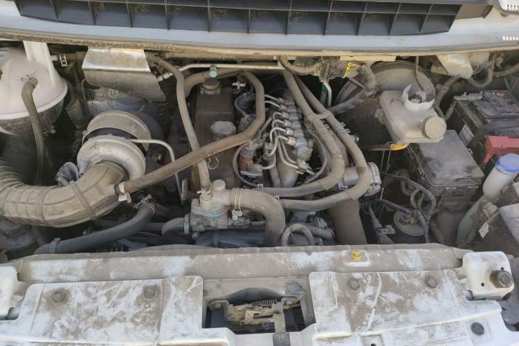 Used JMC Transit 2019 2.8T Commercial Version Short Wheelbase Mid-Roof 6-Seater China VI JX493 Engine Bay